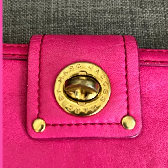 Marc by Marc Jacobs Totally Turnlock wallet in HOT PINK - Picture 7 of 10